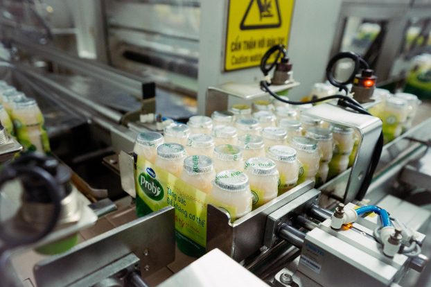 Với 13 nhà máy hiện đại, Vinamilk sản xuất hơn 28 triệu hộp sữa nước mỗi ngày 9