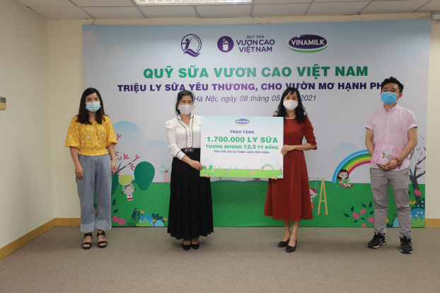 Quỹ sữa vươn cao Việt Nam tiếp tục hành trình trao tặng sữa cho trẻ em tại 26 tỉnh thành 0
