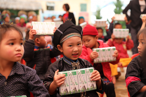 Quỹ sữa vươn cao Việt Nam tiếp tục hành trình trao tặng sữa cho trẻ em tại 26 tỉnh thành 6