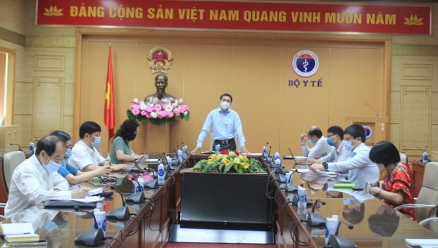 Thứ trưởng Trần Văn Thuấn họp với Viện Vệ sinh dịch tễ, Viện Pasteur, đơn vị xét nghiệm.