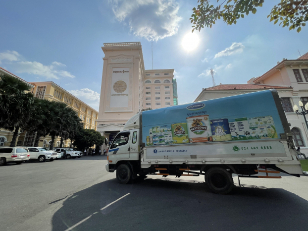 Angkormilk của Vinamilk trao tặng 1.000 thùng sữa hỗ trợ cho người dân Campuchia 4