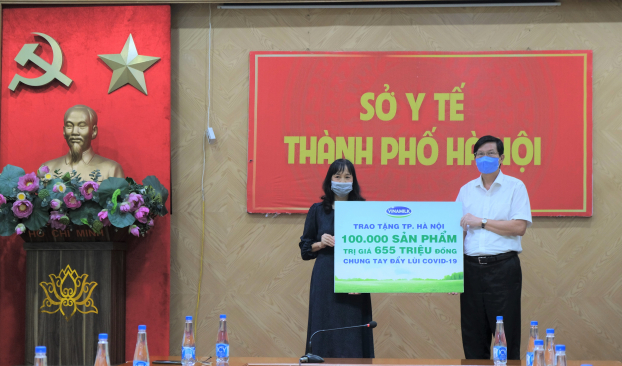   Gần 100.000 sản phẩm, tương đương hơn 655 triệu đồng, đã được Vinamilk trao tặng đại diện Sở Y tế TP. Hà Nội  