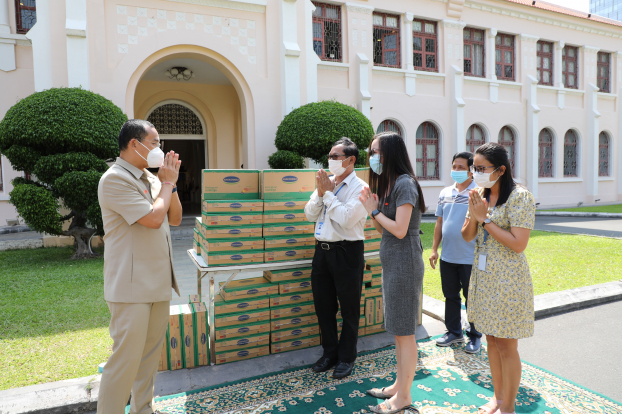   Đại diện nhà máy Angkormilk trao tặng sản phẩm cho đại diện chính quyền để giúp đỡ người dân thủ đô Phnom Penh  