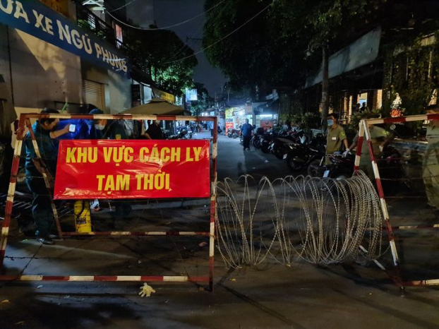   Lực lượng chức năng phong tỏa tạm thời địa điểm liên quan đến ca nghi nhiễm COVID-19. Ảnh minh họa  