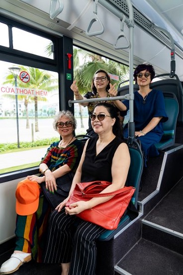 Cư dân Vinhomes Ocean Park háo hức “dạo chơi” quanh Thành phố biển hồ bằng xe buýt điện nội khu Vinbus