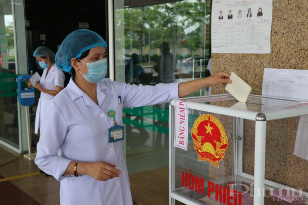 Y bác sĩ háo hức thực hiện quyền công dân trong công tác bầu cử.