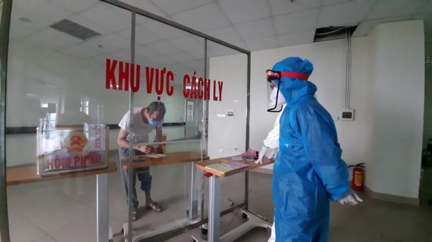 Bệnh nhân, người nhà bệnh nhân bầu cử trong BV Bệnh Nhiệt đới Trung ương.
