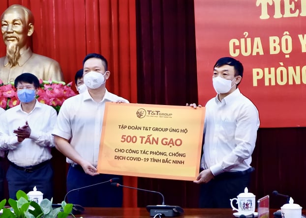   Đại diện Tập đoàn T&T Group trao ủng hộ tỉnh Bắc Ninh 500 tấn gạo và 2,5 tỷ đồng  