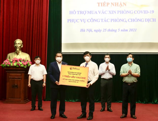   Đại diện Tập đoàn T&T Group trao tặng Bộ Y tế 1 triệu liều vaccine  