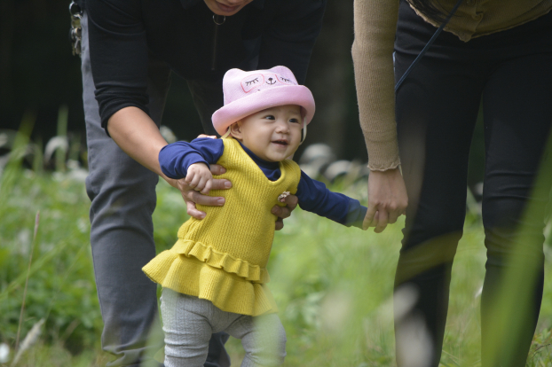   Khoảnh khắc hạnh phúc của gia đình Kim Anh khi dẫn cô con gái nhỏ vui chơi tại rừng Cúc Phương  