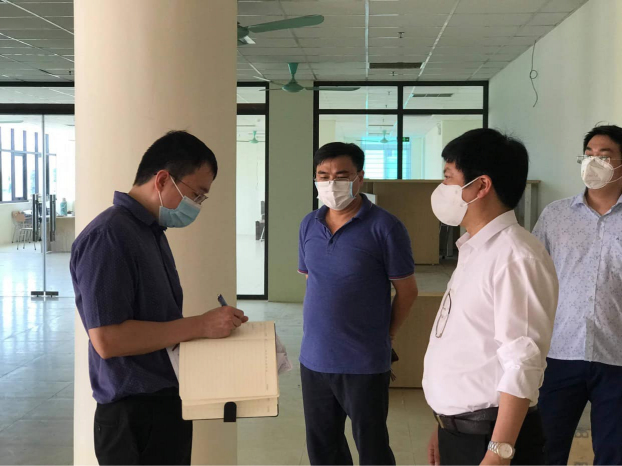   Ông Nguyễn Trọng Khoa đang khảo sát để thiết lập 3 bệnh viện dã chiến tại Bắc Giang.  
