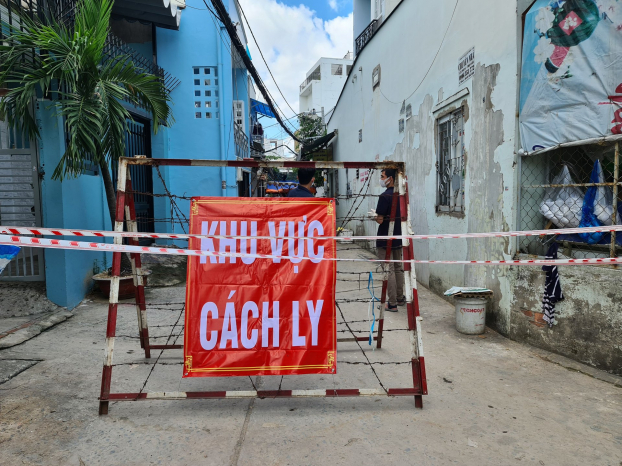Lực lượng chức năng tiến hành cách ly khu vực có ca mắc COVID-19. Ảnh minh họa