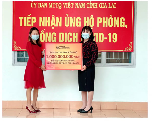   Đại diện Tập đoàn T&T Group trao hỗ trợ cho đại diện Uỷ ban MTTQ Việt Nam tỉnh Gia Lai  