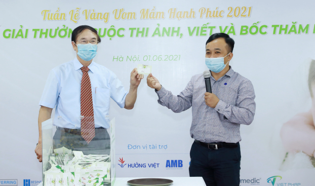   BSCKII Nguyễn Khắc Lợi - GĐ chuyên môn BV cùng đại diện nhà tài trợ công bố chủ nhân gói hỗ trợ Đặc biệt trong phần Bốc thăm may mắn.  