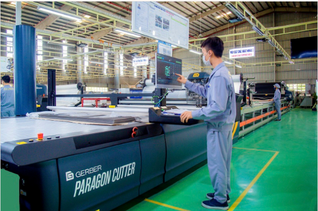   Công nhân điều khiển máy cắt vải CNC tại Nhà máy sản xuất ghế Thaco  