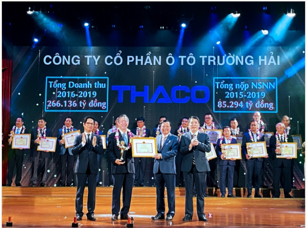   Ông Phạm Văn Tài, Tổng giám đốc Thaco nhận bằng khen về nộp thuế  