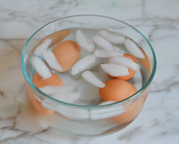 4 bí quyết giúp bạn bóc trứng luộc siêu nhanh mà không bị sát vỏ 1