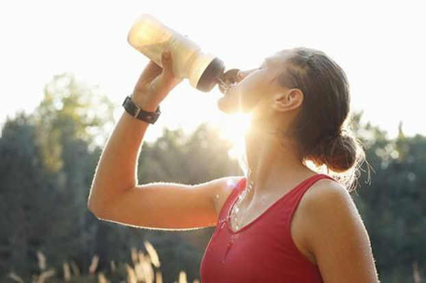   Trong những ngày hè nên uống khoảng từ 2,5 - 3 lít nước để phòng ngừa sốc nhiệt. Ảnh minh họa  