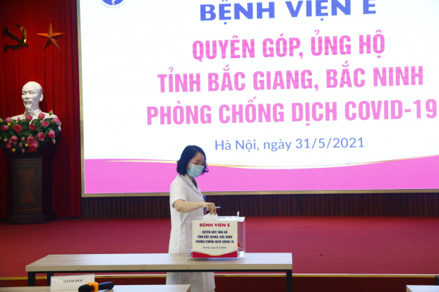   Cán bộ nhân viên BV E đóng góp ủng hộ Bắc Giang, Bắc Ninh chống dịch.  