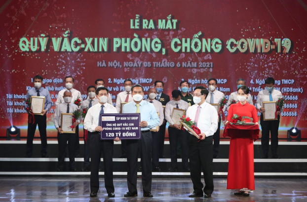   Đại diện Tập đoàn T&T Group trao tặng Quỹ Vaccine phòng COVID-19 120 tỷ đồng  