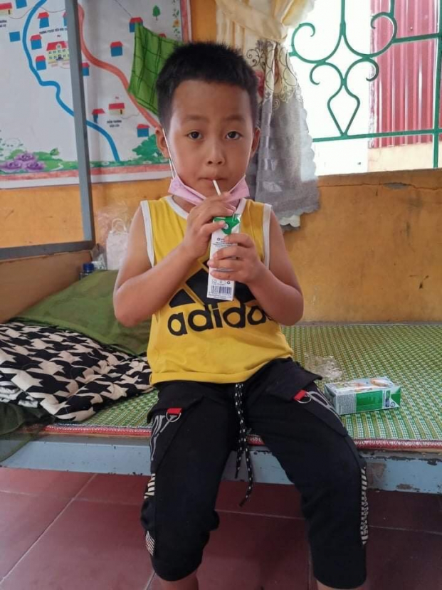 Vinamilk & Quỹ Vươn cao Việt Nam trao 8.400 hộp sữa, quà cho trẻ em Điện Biên bị cách ly 2