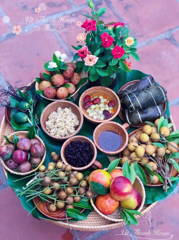 Mâm cỗ cúng không chỉ là nghi lễ tôn giáo mà còn mang ý nghĩa truyền thống và văn hóa đặc sắc của người Việt. Những món ăn trên bàn cỗ cúng cũng rất đa dạng và phong phú, hình ảnh liên quan đến mâm cỗ cúng sẽ đưa bạn đến những hương vị truyền thống của mỗi vùng miền.