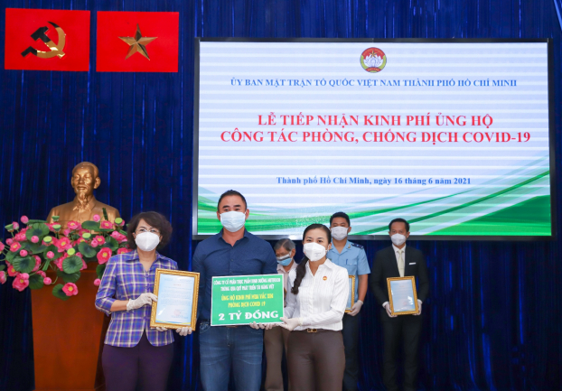   Đại diện Quỹ Phát triển Tài năng Việt của Ông Bầu trao tặng 2 tỷ đồng cho Quỹ Vaccine Phòng chống Covid-19 thông qua Ủy ban Mặt trận Tổ Quốc Việt Nam TP.HCM  