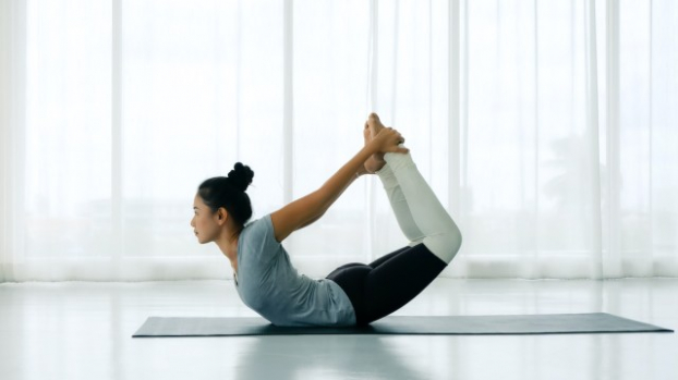 5 bài tập yoga giãn cơ phụ nữ sau tuổi 40 không nên bỏ qua 2