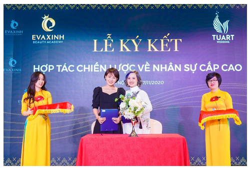   Chị Thu Trang Eva Xinh (áo dài trắng) trong buổi ký kết hợp tác với AVT Education  