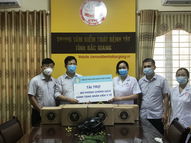   Tặng mũ chống dịch cho CDC Bắc Giang.  