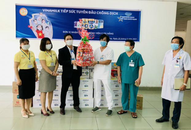   Đại diện bệnh viện tiếp nhận các món quà từ Vinamilk dành tặng đến gia đình của cán bộ y tế tuyến đầu: Bệnh viện Nhi Đồng Thành Phố (Tp.HCM), Bệnh viện C (Đà Nẵng)  