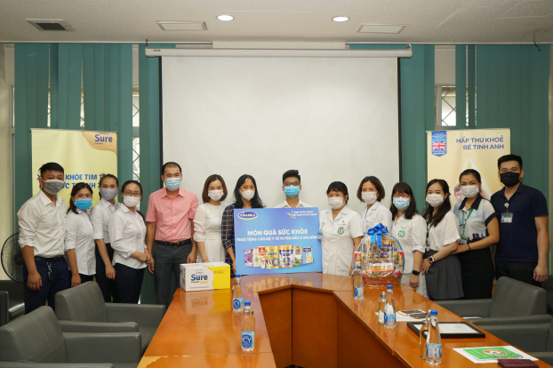   Bà Nguyễn Thị Minh Tâm, đại diện công ty Vinamilk, chia sẻ tình cảm và trao tặng món quà thay lời cảm ơn từ Vinamilk gửi đến các y bác sĩ tại bệnh viện Bạch Mai  