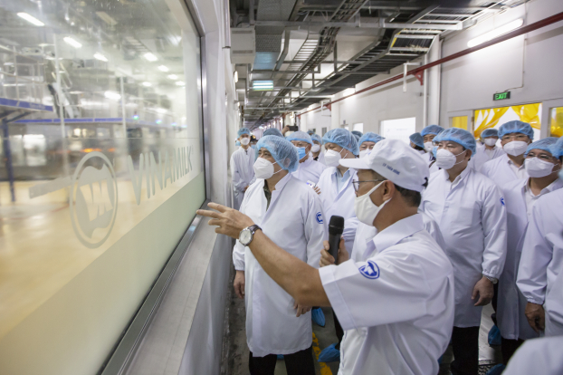   Thủ tướng Chính phủ và đoàn công tác tham quan quy trình sản xuất tự động, hiện đại của Siêu Nhà máy sữa Việt Nam  