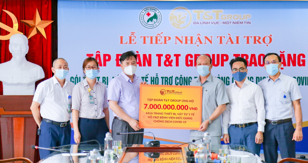   Ông Nguyễn Tất Thắng, Phó Tổng Giám đốc Tập đoàn T&T Group trao ủng hộ 7 tỷ đồng mua trang thiết bị và vật tư y tế cho TS.BS Nguyễn Văn Thường, Giám đốc Bệnh viện đa khoa Đức Giang.  