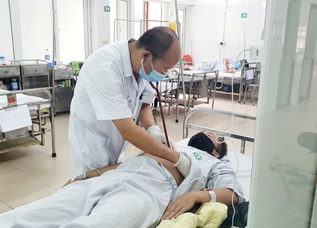   PGS.TS Đỗ Duy Cường thăm khám cho bệnh nhân tại Trung tâm bệnh nhiệt đới, Bệnh viện Bạch Mai  