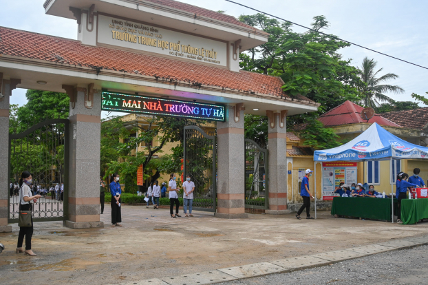   Thí sinh trường THPT Lệ Thủy (Quảng Bình) mang điện thoại vào phòng thi.  