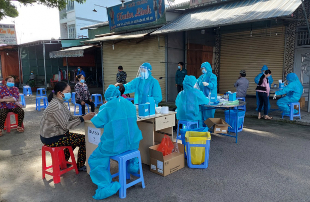   Nhân viên y tế lấy mẫu xét nghiệm cho tiểu thương tại chợ Phước Thái (Đồng Nai). Ảnh minh họa  