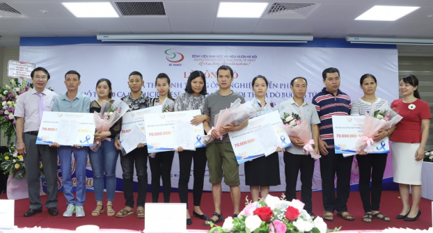  Vợ chồng anh Lương Văn Trường - chị Nguyễn Thị Liên (thứ 2 từ trái qua) nhận hỗ trợ thụ tinh trong ống nghiệm miễn phí năm 2020.  