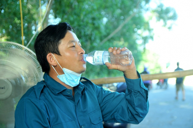   Uống đủ lượng nước mỗi ngày để cơ thể được “bù” lại lượng nước đã mất đi khi vận động, đổ mồ hôi, làm việc,…  