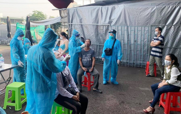   Nhân viên y tế lấy mẫu xét nghiệm cho tiểu thương các chợ ở huyện Long Thành, Đồng Nai. Ảnh minh họa  