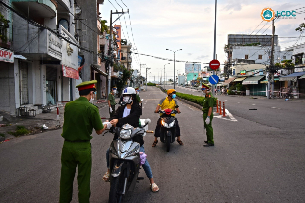   Lực lượng chức năng tại TP.HCM kiểm tra giấy tờ người ra đường trong những ngày giãn cách xã hội. Ảnh minh họa  