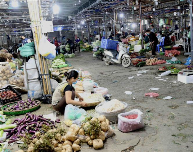   Một người bán rau tại chợ Phùng Khoang bị ho, sốt, đi khám phát hiện mắc COVID-19. Ảnh minh họa  