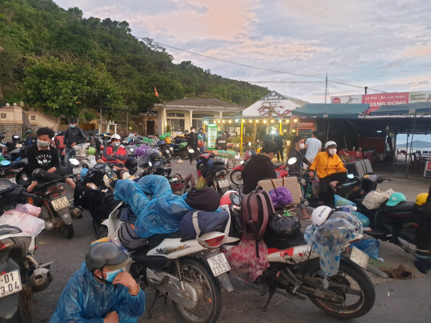   TP.HCM đề nghị các tỉnh đón công dân muốn về quê, kêu gọi người dân không về bằng xe máy.  