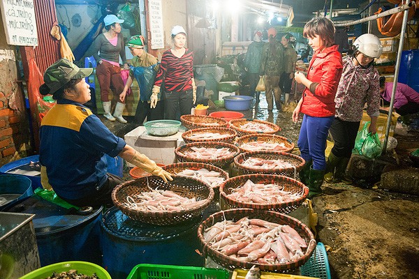   Một người bán tôm, cá, thường xuyên lấy làng ở chợ Tam Hiệp và Long Biên dương tính COVID-19. Ảnh minh họa  