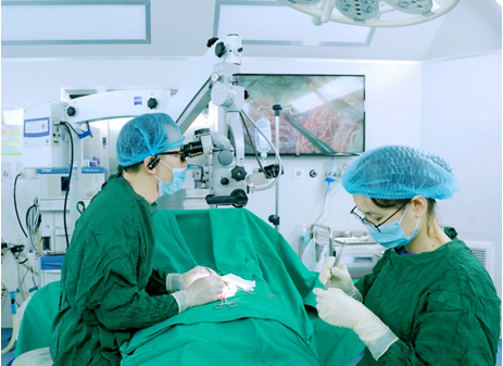   Bác sĩ thực hiện phẫu thuật vi phẫu tinh hoàn tìm tinh trùng - Micro TESE cho bệnh nhân vô tinh.  