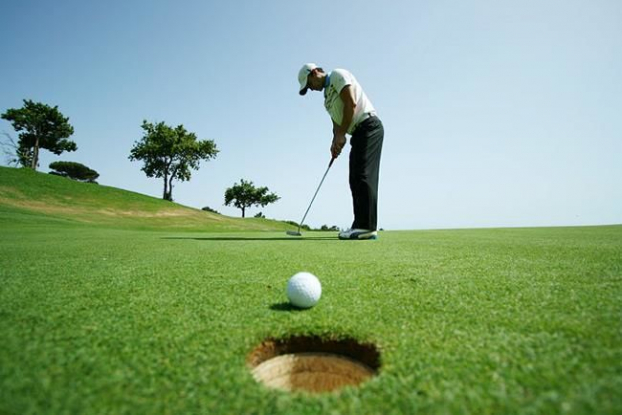 Đi chơi golf trong lúc giãn cách xã hội, một Phó Cục trưởng Cục Thuế bị tạm đình chỉ công tác. Ảnh minh họa