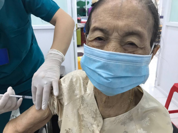   Cụ bà Nguyễn Thị Tồn 102 tuổi tiêm vắc-xin COVID-19.  