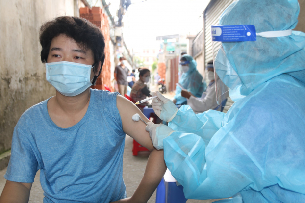 TP.HCM đang đẩy nhanh việc tiêm vắc-xin phòng COVID-19 để hạn chế dịch bệnh lây lan. Ảnh minh họa