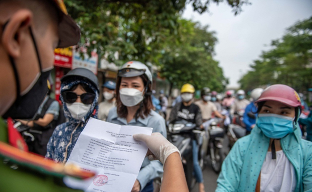   Hà Nội kiểm soát chặt các giấy tờ ra đường của người dân.  