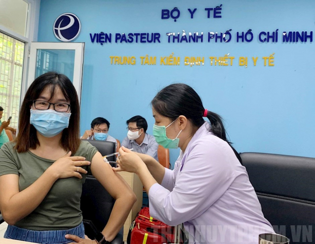  Việt Nam đang đẩy nhanh tiến độ tiêm vắc-xin COVID-19.  